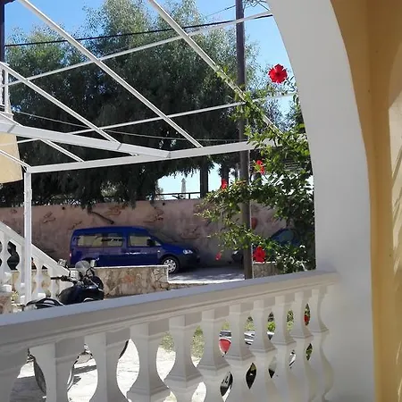 Daire Dennis L Laganas