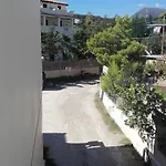 Dennis L Διαμέρισμα *