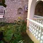 Dennis L Διαμέρισμα *