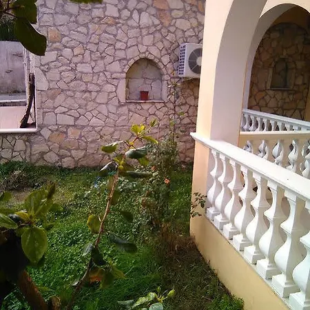 Dennis L アパート *